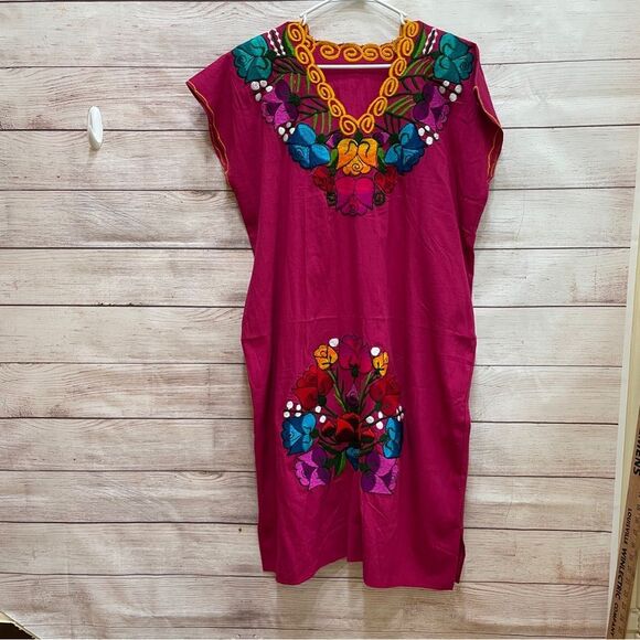 NEW WITHOUT TAGS EMBROIDERED HOUSE/PATIO DRESS IN FUCHSIA - Picture 1 of 4